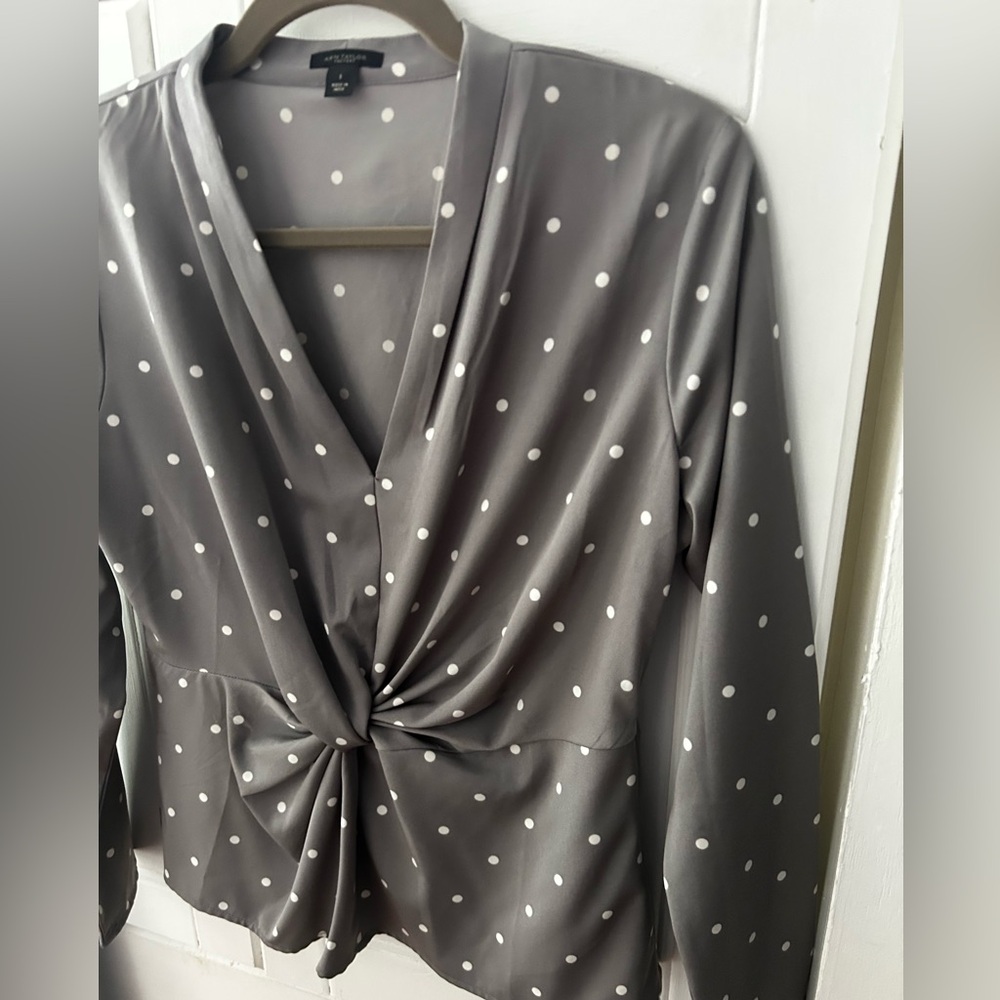EUC Ann Taylor Charcoal Polka Dot Twist Blouse w/Long Sleeves V Neck LOVELY